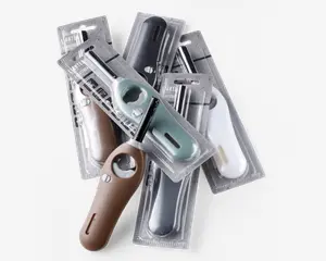 Et udvalg af langhalsede lightere i forskellige farver, herunder brun, mintgrøn, sort og hvid, hver enkelt pakket individuelt i gennemsigtige plastblisterpakker. Lighterne har ergonomisk greb, synligt brændstofvindue og en sikkerhedslås tæt på tændingsknappen.