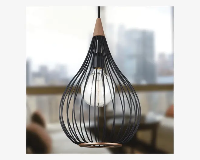 Loftlampe med et dråbeformet åbent burdesign lavet af tynde sorte metalstænger, med en synlig vintage-inspireret glødepære i midten. Top- og bunddetaljer er udført i en varm træfarve, hvilket giver et elegant og kontrastfuldt udtryk.