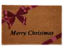 Rektangulært dørmåtte lavet af naturlige kokosfibre med et festligt design. Måtten har en stor rød sløjfe og bånd trykt diagonalt fra øverste venstre til nederste højre hjørne. Ordene "Merry Christmas" står skrevet med fed sort skrift i nederste venstre område. Baggrunden er varm, naturlig brun, og overfladen har en tekstureret, børstet struktur, der effektivt fjerner snavs fra sko.