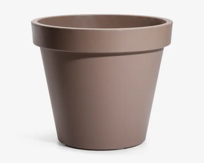 En rund, taupefarvet urtepotte med en glat, mat overflade. Potten har en bred, kraftig kant øverst for nem håndtering og en let tilspidset form, der bliver smallere mod bunden. Overfladen er uden dekoration, hvilket giver et enkelt og moderne udtryk.