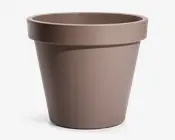 En rund, taupefarvet urtepotte med en glat, mat overflade. Potten har en bred, kraftig kant øverst for nem håndtering og en let tilspidset form, der bliver smallere mod bunden. Overfladen er uden dekoration, hvilket giver et enkelt og moderne udtryk.