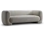 Lav, beige polstret sofa med afrundede armlæn, buet ryglæn og en glat, minimalistisk silhuet.
