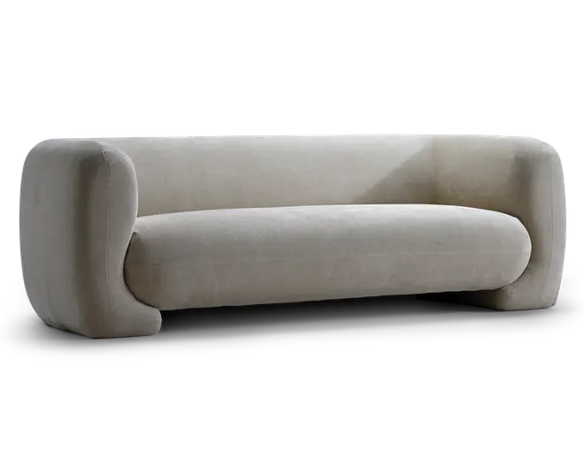 Lav, beige polstret sofa med afrundede armlæn, buet ryglæn og en glat, minimalistisk silhuet.