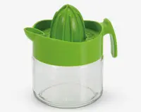 Manuel citruspresser med grøn plastikpresser og si øverst, designet til at udtrække saft fra citroner, lime eller appelsiner. Presseren har en klar glasbeholder til opsamling af saft, en tud for nem udhældning og et solidt håndtag for sikker greb.