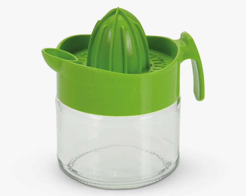 Manuel citruspresser med grøn plastikpresser og si øverst, designet til at udtrække saft fra citroner, lime eller appelsiner. Presseren har en klar glasbeholder til opsamling af saft, en tud for nem udhældning og et solidt håndtag for sikker greb.