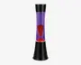 En høj, cylindrisk lampe med en elegant sort fod og top. Den gennemsigtige midterste tube indeholder lilla væske og rød voks, som danner organiske, flydende former, når den opvarmes. Lampen har et moderne, minimalistisk design, og de kontrasterende farver giver en iøjnefaldende effekt.
