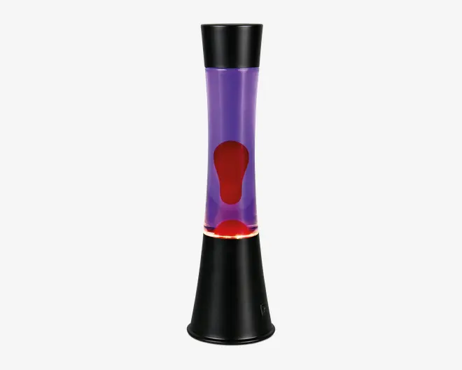 En høj, cylindrisk lampe med en elegant sort fod og top. Den gennemsigtige midterste tube indeholder lilla væske og rød voks, som danner organiske, flydende former, når den opvarmes. Lampen har et moderne, minimalistisk design, og de kontrasterende farver giver en iøjnefaldende effekt.