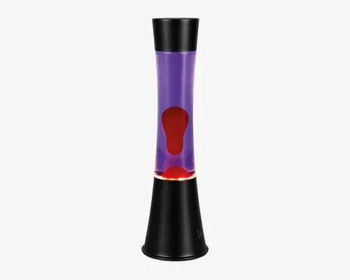En høj, cylindrisk lampe med en elegant sort fod og top. Den gennemsigtige midterste tube indeholder lilla væske og rød voks, som danner organiske, flydende former, når den opvarmes. Lampen har et moderne, minimalistisk design, og de kontrasterende farver giver en iøjnefaldende effekt.