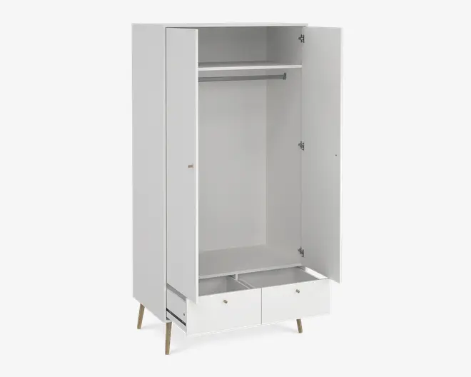 Et fritstående, hvidt garderobeskab med to åbne låger, der viser et rummeligt indre. Indvendigt er der en bøjlestang til tøj og en hylde øverst til ekstra opbevaring. Nederst er der to udtræks-skuffer til organisering af mindre genstande. Skabet står på fire korte ben, hvilket giver det et moderne og hævet udseende.