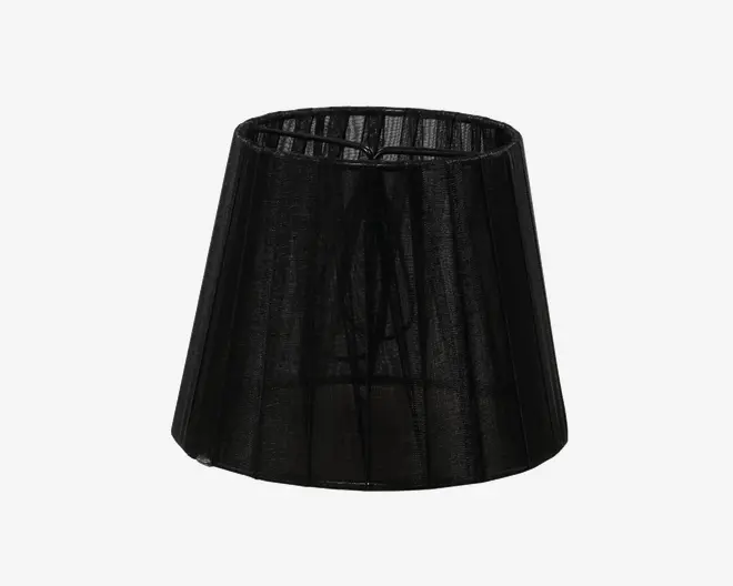 En konisk lampeskærm med sort, semitransparent stof på ydersiden. Stoffet har en diskret lodret struktur, som lader noget lys slippe igennem, samtidig med at det bevarer et mørkt og elegant udseende. Den øverste åbning er mindre end den nederste, og stellet kan ses gennem materialet, hvilket giver et moderne og stilfuldt udtryk.