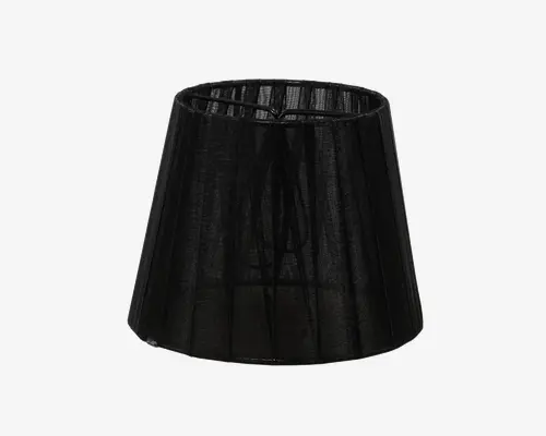 En konisk lampeskærm med sort, semitransparent stof på ydersiden. Stoffet har en diskret lodret struktur, som lader noget lys slippe igennem, samtidig med at det bevarer et mørkt og elegant udseende. Den øverste åbning er mindre end den nederste, og stellet kan ses gennem materialet, hvilket giver et moderne og stilfuldt udtryk.
