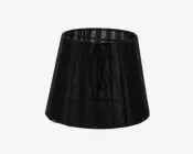 En konisk lampeskærm med sort, semitransparent stof på ydersiden. Stoffet har en diskret lodret struktur, som lader noget lys slippe igennem, samtidig med at det bevarer et mørkt og elegant udseende. Den øverste åbning er mindre end den nederste, og stellet kan ses gennem materialet, hvilket giver et moderne og stilfuldt udtryk.