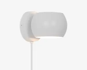 Moderne vægmonteret lampe med en glat, rund skærm i mat hvid og en cirkulær base. Designet er minimalistisk, lyset rettes nedad, og der er en synlig ledning, der går ud fra bunden. Lampen har et rent og nutidigt udtryk, der passer til mange indretninger.