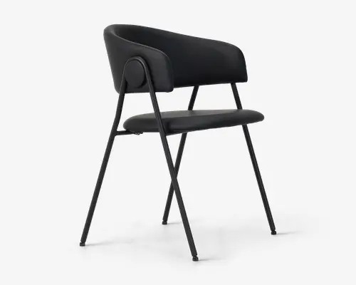 Moderne stol med mat sort finish, der har et buet ryglæn og armlæn, som elegant går ud i stellet. Sædet er let formet for ekstra komfort, og stolen står på fire slanke, skråtstillede metalben. Designet er minimalistisk og stilrent, velegnet til moderne indretning.