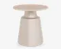 Rundt sidebord med en lys træbordplade og en glat, mat beige fod. Foden har et moderne, konisk design, der bliver bredere mod bunden og giver stabilitet. Bordet har et minimalistisk og moderne udtryk, der passer til forskellige indretninger.