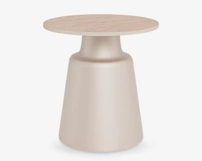 Rundt sidebord med en lys træbordplade og en glat, mat beige fod. Foden har et moderne, konisk design, der bliver bredere mod bunden og giver stabilitet. Bordet har et minimalistisk og moderne udtryk, der passer til forskellige indretninger.