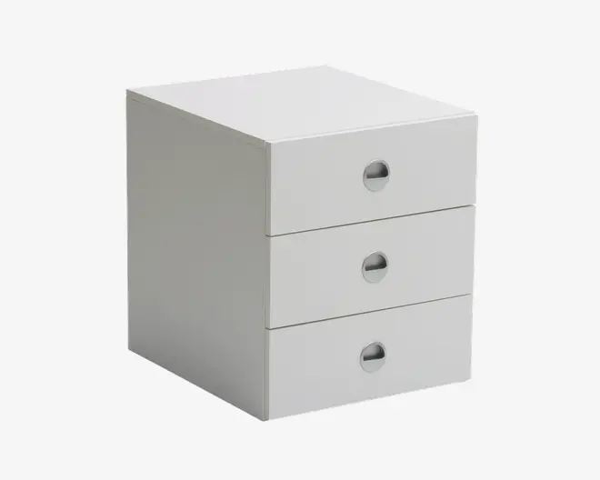 En kompakt, rektangulær opbevaringsenhed med tre skuffer, udført i mat hvid. Hver skuffe har et rundt udskåret håndtag for nem åbning. Designet er minimalistisk og moderne med rene linjer og en glat overflade.