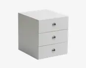 En kompakt, rektangulær opbevaringsenhed med tre skuffer, udført i mat hvid. Hver skuffe har et rundt udskåret håndtag for nem åbning. Designet er minimalistisk og moderne med rene linjer og en glat overflade.
