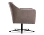 Sidebillede af en moderne lænestol med høj, let skrånende ryg og lige armlæn. Stolen er polstret med et tekstureret, lysebrunt stof og har en sort metalfod med fire ben, der giver stabilitet og mulighed for at dreje stolen.