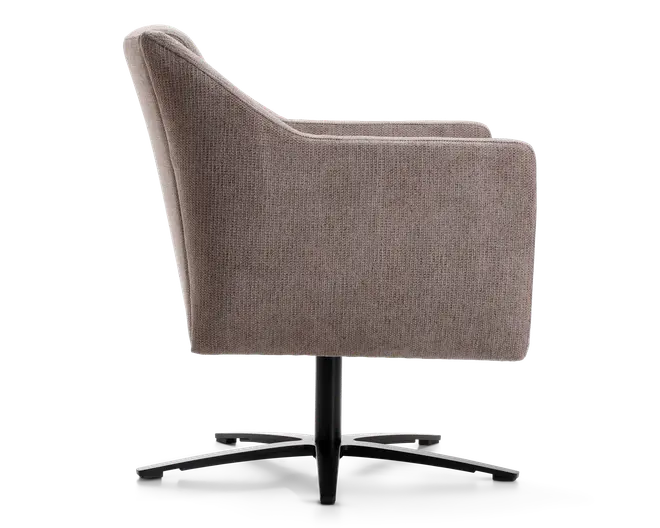 Sidebillede af en moderne lænestol med høj, let skrånende ryg og lige armlæn. Stolen er polstret med et tekstureret, lysebrunt stof og har en sort metalfod med fire ben, der giver stabilitet og mulighed for at dreje stolen.