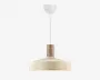 Loftlampe med en bred, mat beige metalskærm med glat overflade. Øverst på skærmen er der en cylindrisk detalje med marmorlignende tekstur i brune nuancer. Lampen hænger fra et hvidt loftbeslag via en tynd, lige ledning.