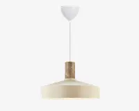 Loftlampe med en bred, mat beige metalskærm med glat overflade. Øverst på skærmen er der en cylindrisk detalje med marmorlignende tekstur i brune nuancer. Lampen hænger fra et hvidt loftbeslag via en tynd, lige ledning.