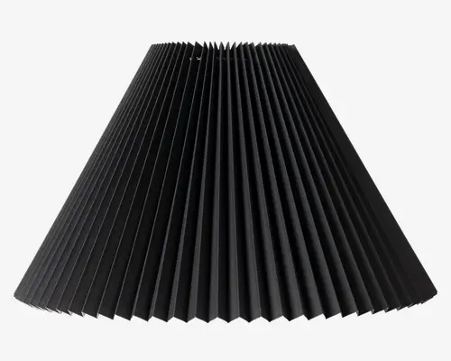 Sort, konisk lampeskærm med plisseret design. Skærmen har jævnt fordelte lodrette folder, hvilket giver et tekstureret og moderne udtryk. Toppen har en lille, rund åbning til montering på en lampefod eller fatning. Materialet virker uigennemsigtigt og giver et fokuseret nedadgående lys.