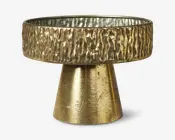 Gulltonet, hamret metalbeholder med bred, lav rund kant og konisk fod, med en struktureret, reflekterende finish.