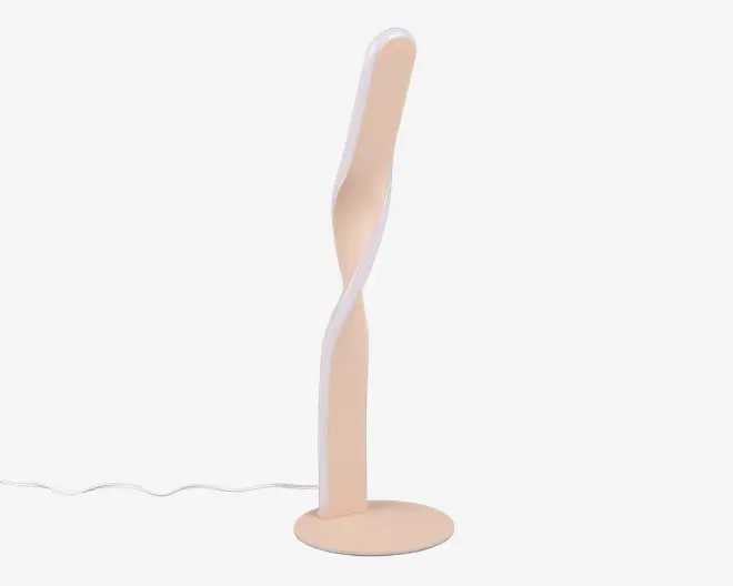 Moderne bordlampe med et slankt, lodret design og en snoet, båndlignende struktur. Lampen har en blød beige farve og står på en rund, flad fod. Lyskilden er integreret langs den indvendige kurve af snoningen og giver et jævnt, diffust lys. En ledning går ud fra lampens fod.