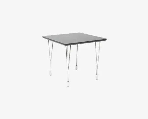 Firkantet bord med en glat, mørk bordplade og fire solide, lige metalben. Benene er let skråtstillede for ekstra stabilitet og har en blank overflade. Designet er minimalistisk og moderne, velegnet til både indendørs og udendørs brug.