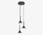 Moderne loftlampe med tre kegleformede lampeskærme, der hænger i forskellige højder fra en rund loftsroset. Lampen har en mat sort finish, og hver lampeskærm leder lyset nedad for en fokuseret belysning. Det minimalistiske design og de rene linjer gør lampen velegnet til moderne indretning.