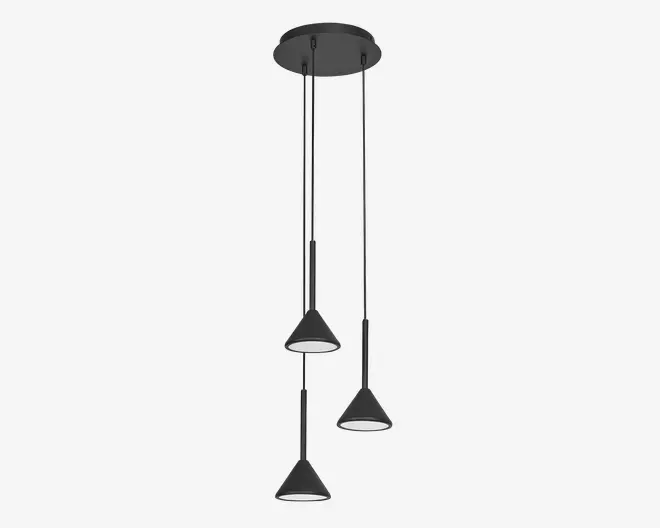 Moderne loftlampe med tre kegleformede lampeskærme, der hænger i forskellige højder fra en rund loftsroset. Lampen har en mat sort finish, og hver lampeskærm leder lyset nedad for en fokuseret belysning. Det minimalistiske design og de rene linjer gør lampen velegnet til moderne indretning.