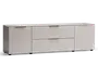 Et moderne, lavt opbevaringsmøbel med mat lysegrå finish. Det har to store skuffer i midten, hver med elegante vandrette metalhåndtag, samt to skabslåger på hver side med tilsvarende håndtag. Designet er minimalistisk med rene linjer og en glat overflade, velegnet til moderne indretning.