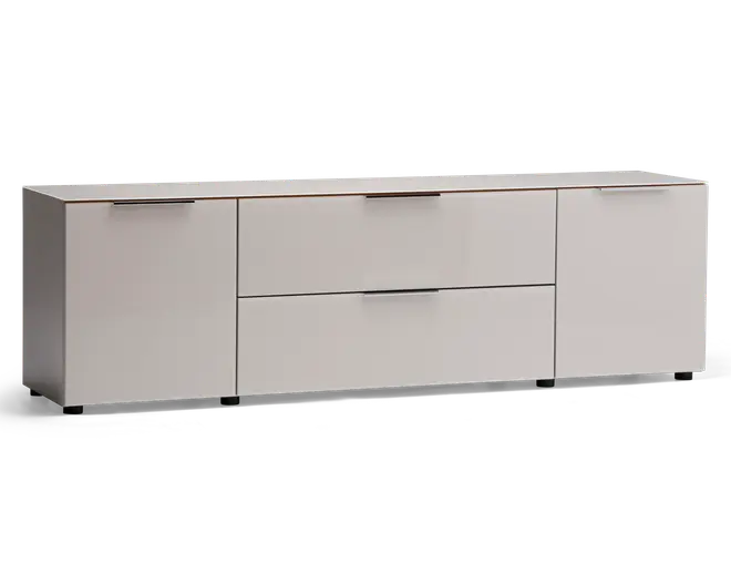 Et moderne, lavt opbevaringsmøbel med mat lysegrå finish. Det har to store skuffer i midten, hver med elegante vandrette metalhåndtag, samt to skabslåger på hver side med tilsvarende håndtag. Designet er minimalistisk med rene linjer og en glat overflade, velegnet til moderne indretning.