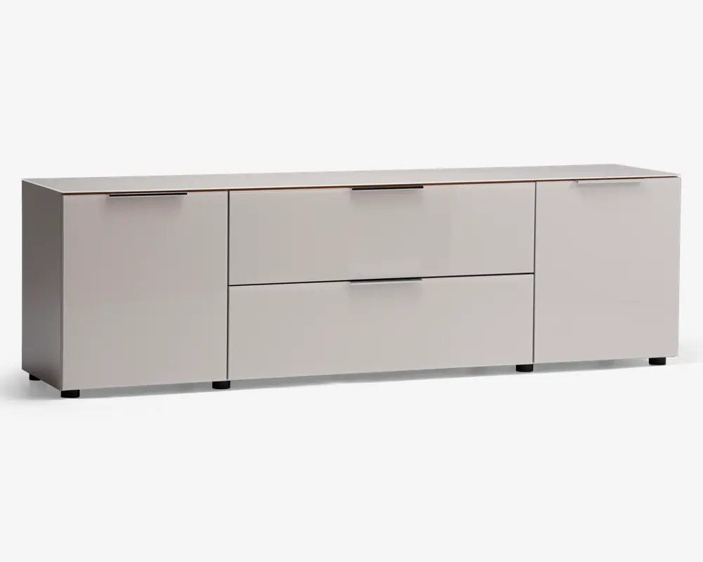 Et moderne, lavt opbevaringsmøbel med mat lysegrå finish. Det har to store skuffer i midten, hver med elegante vandrette metalhåndtag, samt to skabslåger på hver side med tilsvarende håndtag. Designet er minimalistisk med rene linjer og en glat overflade, velegnet til moderne indretning.