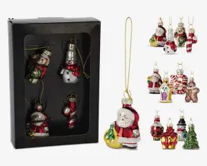Sæt med små, håndmalede julepynt med festlige motiver som julemand, snemænd, bamser, slikstokke, juletræer og gaveæsker. Hver pynt har en blank overflade med levende farver og gyldne ophængssnore, så de nemt kan hænges på juletræet. Pynten leveres i en sort æske med gennemsigtigt vindue, hvor fire forskellige designs vises. Ornamenterne er detaljeret med metalliske accenter og glimmer, hvilket giver et glitrende udtryk til juledekorationen.