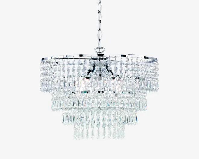 Elegant lysekrone med flere lag af klare, facetslebne krystalprismer arrangeret i koncentriske cirkler. Krystallerne hænger fra en poleret kromramme og skaber en kaskadeeffekt, der reflekterer og bryder lyset for et funklende udseende. Lampen er ophængt i en matchende kromkæde og baldakin, hvilket giver et luksuriøst og sofistikeret udtryk til ethvert rum.