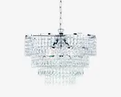 Elegant lysekrone med flere lag af klare, facetslebne krystalprismer arrangeret i koncentriske cirkler. Krystallerne hænger fra en poleret kromramme og skaber en kaskadeeffekt, der reflekterer og bryder lyset for et funklende udseende. Lampen er ophængt i en matchende kromkæde og baldakin, hvilket giver et luksuriøst og sofistikeret udtryk til ethvert rum.