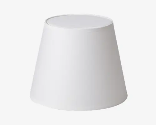 En enkel, moderne skammel med en glat, mat hvid overflade. Skamlen har en let konisk cylindrisk form, der er bredere i bunden og smallere foroven, hvilket giver stabilitet. Den øverste flade er flad og rund, velegnet til at sidde på eller placere genstande. Designet er minimalistisk uden synlige samlinger eller dekorative elementer.