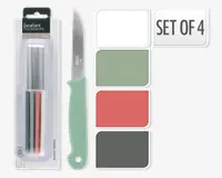 Sæt med fire knive med lige rustfri stålblade og ergonomiske håndtag i fire farver: hvid, grøn, rød og mørkegrå. Håndtagene har en glat, mat overflade og et hul i enden til ophængning. Knivene er pakket i en klar plastblisterpakke.