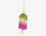 En dekorativ ornament formet som en ispind, med et farveforløb fra lysegul i toppen til kraftig pink i bunden. Toppen er dækket af grøn glimmer, der ligner drys eller hakkede nødder, og ornamentet hænger i en gylden snor. Overfladen er blank og glitrende, og en lille træpind stikker ud i bunden, som på en rigtig ispind.