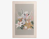 Et indrammet kunstværk med en stiliseret blomsterbuket, der har store hvide og sennepsgule liljer omgivet af mindre blomster i fersken, lavendel og hvid. Baggrunden er blød og grå, og blomsterne er fremhævet med grønne blade og fine stilke. Rammen er lysebeige og passer til de afdæmpede farver i kunstværket.