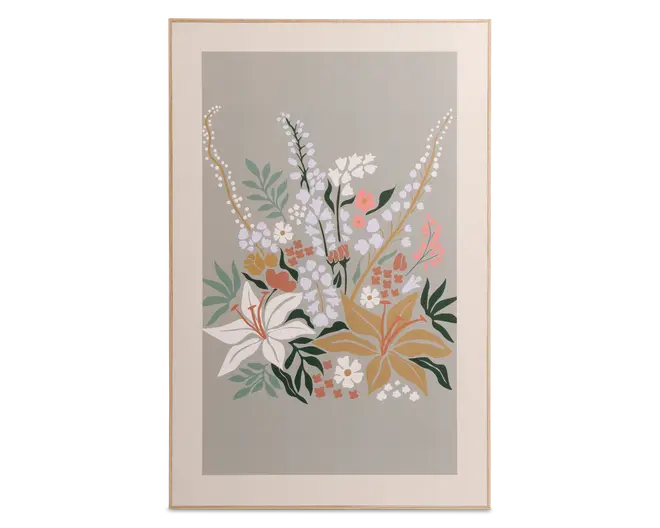 Et indrammet kunstværk med en stiliseret blomsterbuket, der har store hvide og sennepsgule liljer omgivet af mindre blomster i fersken, lavendel og hvid. Baggrunden er blød og grå, og blomsterne er fremhævet med grønne blade og fine stilke. Rammen er lysebeige og passer til de afdæmpede farver i kunstværket.