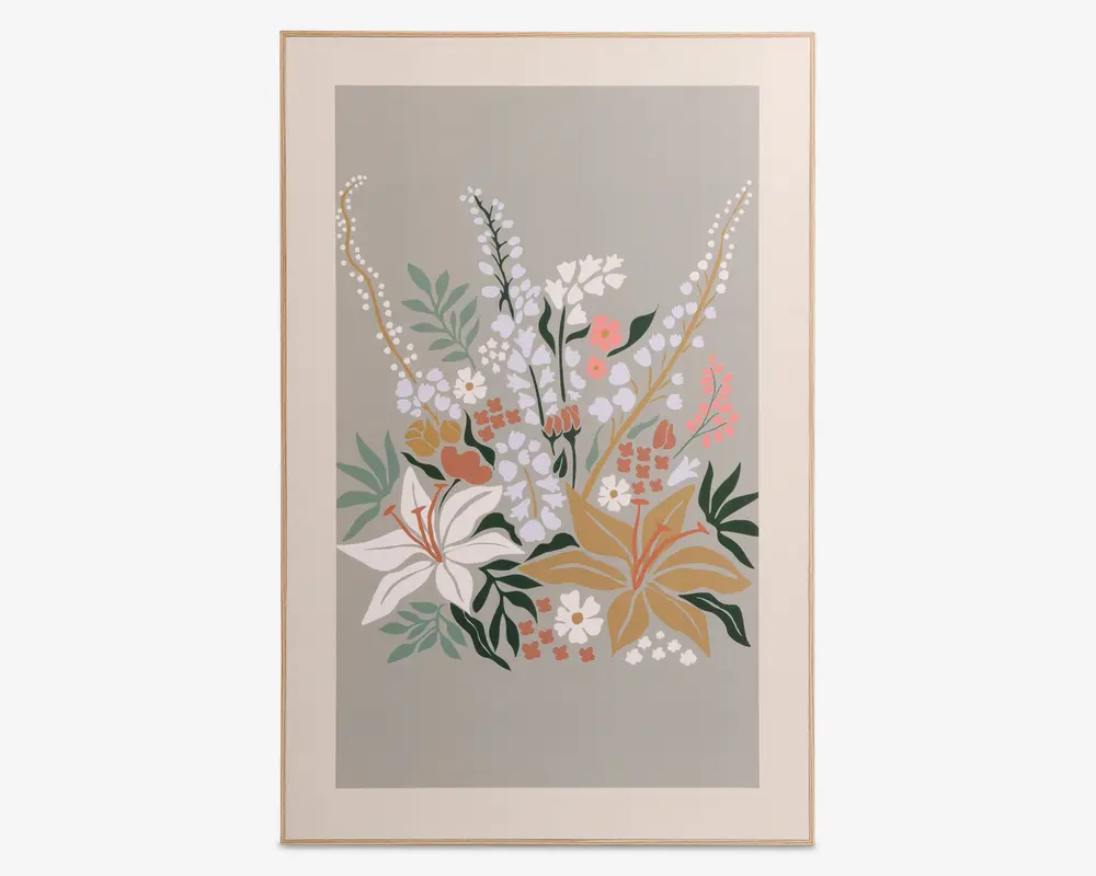 Et indrammet kunstværk med en stiliseret blomsterbuket, der har store hvide og sennepsgule liljer omgivet af mindre blomster i fersken, lavendel og hvid. Baggrunden er blød og grå, og blomsterne er fremhævet med grønne blade og fine stilke. Rammen er lysebeige og passer til de afdæmpede farver i kunstværket.
