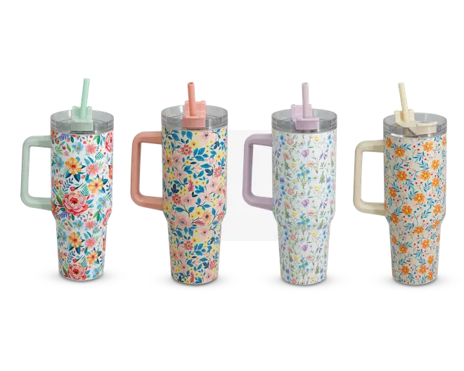 Fire høje, cylindriske drikkebeholdere med store sidehåndtag og gennemsigtige låg med indbyggede sugerør. Hver beholder har et unikt blomsterdesign i pastelfarver: Den første har hvid baggrund med lyserøde, orange og blå blomster samt mintgrønt håndtag og sugerør; den anden har ferskenfarvet baggrund med blå og lyserøde blomster, ferskenfarvet håndtag og lyserødt sugerør; den tredje har hvid baggrund med små flerfarvede blomster, lavendelfarvet håndtag og lyse lilla sugerør; den fjerde har hvid baggrund med orange og blå blomster, cremefarvet håndtag og sugerør.