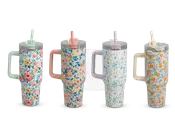 Fire høje, cylindriske drikkebeholdere med store sidehåndtag og gennemsigtige låg med indbyggede sugerør. Hver beholder har et unikt blomsterdesign i pastelfarver: Den første har hvid baggrund med lyserøde, orange og blå blomster samt mintgrønt håndtag og sugerør; den anden har ferskenfarvet baggrund med blå og lyserøde blomster, ferskenfarvet håndtag og lyserødt sugerør; den tredje har hvid baggrund med små flerfarvede blomster, lavendelfarvet håndtag og lyse lilla sugerør; den fjerde har hvid baggrund med orange og blå blomster, cremefarvet håndtag og sugerør.