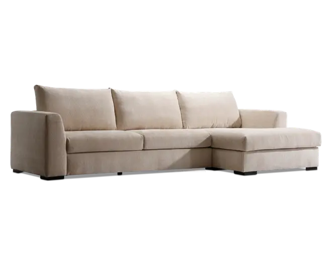 Moderne L-formet sofa med chaiselong til højre, betrukket med lysebeige stof. Sofaen har rene linjer, brede armlæn og tre store ryghynder for ekstra komfort. Sædehynderne er tykke og bløde, og sofaen står på lave, næsten usynlige blokfødder for et minimalistisk udtryk.