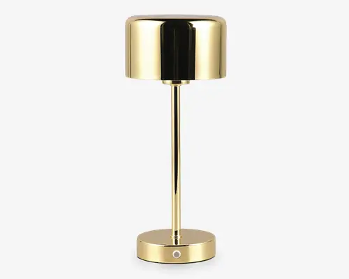 Elegant, moderne lampe med en blank guldfinish. Lampen har en cylindrisk skærm, en lige central stang og en rund fod med en touch-knap. Den reflekterende overflade giver et luksuriøst og tidssvarende udtryk, velegnet til skriveborde eller sengeborde.