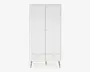Høj, fritstående skab med minimalistisk design, to store låger med små runde greb og to skuffer nederst. Skabet er mat hvidt og står på fire skråtstillede træben, hvilket giver et moderne og enkelt udtryk.