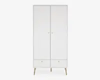 Høj, fritstående skab med minimalistisk design, to store låger med små runde greb og to skuffer nederst. Skabet er mat hvidt og står på fire skråtstillede træben, hvilket giver et moderne og enkelt udtryk.